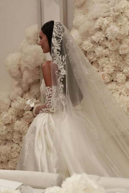 Robe de mariée blanche élégante en tulle, coupe trapèze, sans manches, ornée d'appliques