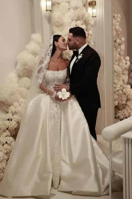 Robe de mariée blanche élégante en tulle, coupe trapèze, sans manches, ornée d'appliques