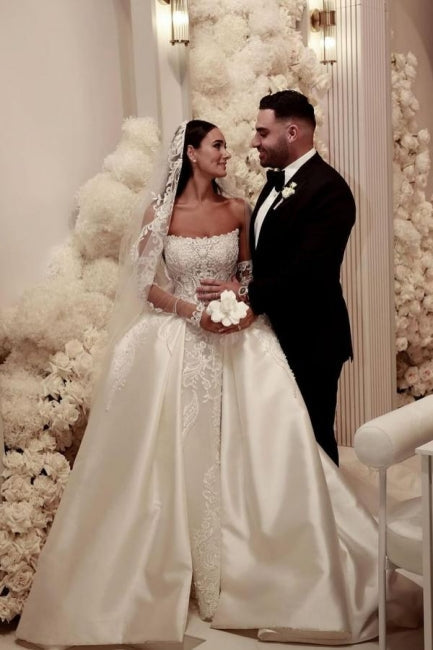 Robe de mariée blanche élégante en tulle, coupe trapèze, sans manches, ornée d'appliques