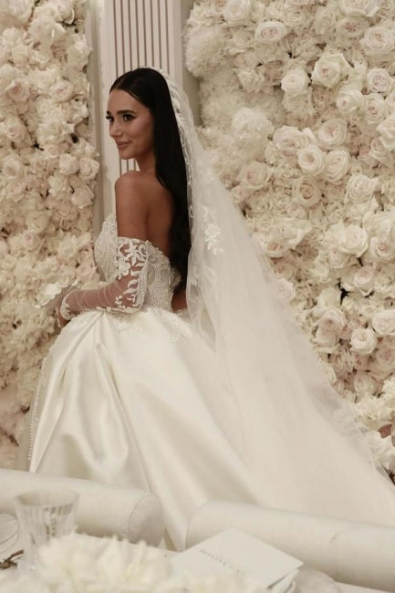 Robe de mariée blanche élégante en tulle, coupe trapèze, sans manches, ornée d'appliques