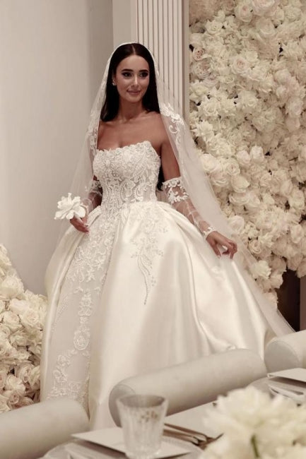 Robe de mariée blanche élégante en tulle, coupe trapèze, sans manches, ornée d'appliques