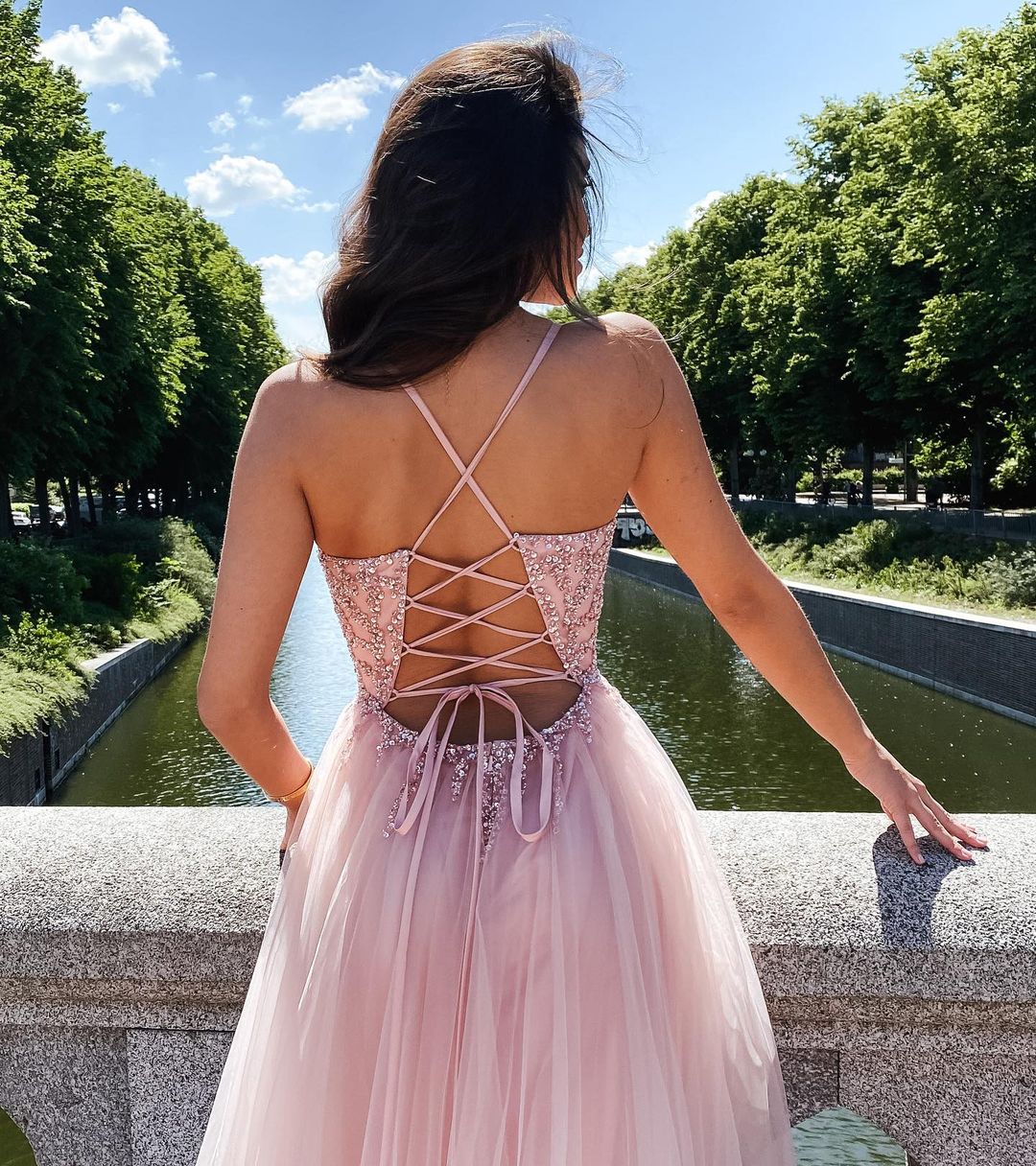 Robe de bal longue en tulle élégante, coupe trapèze, col en V, ornée de perles et dos nu.