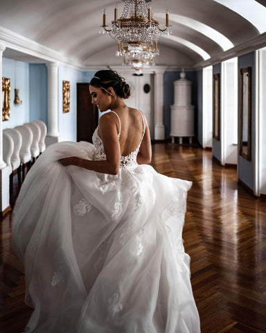 Elegante vestido de novia de corte A con escote en V, encaje, tul y tirantes finos