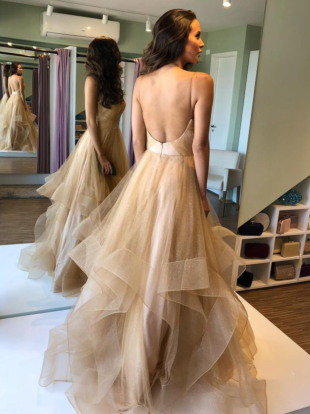 Élégantes robes de bal longues en tulle bouffant, dos nu, col V et coupe trapèze