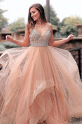 Robe de bal longue élégante en tulle, coupe trapèze, décolleté en V et fines bretelles spaghetti