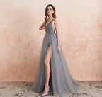 Robe de bal élégante en tulle, coupe trapèze, col en V, perles et dos nu, avec fente.