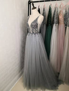Robe de bal élégante en tulle, coupe trapèze, col en V, perles et dos nu, avec fente.