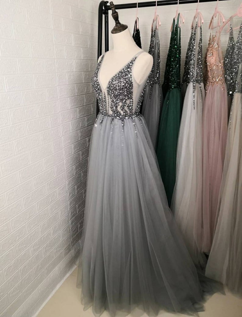 Robe de bal élégante en tulle, coupe trapèze, col en V, perles et dos nu, avec fente.