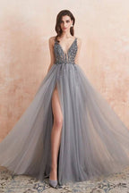 Robe de bal élégante en tulle, coupe trapèze, col en V, perles et dos nu, avec fente.
