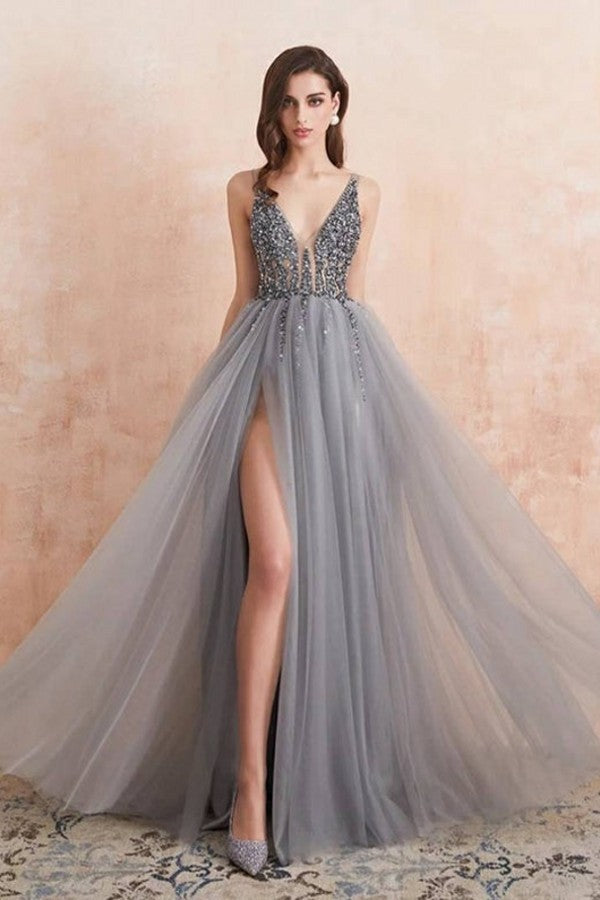 Robe de bal élégante en tulle, coupe trapèze, col en V, perles et dos nu, avec fente.