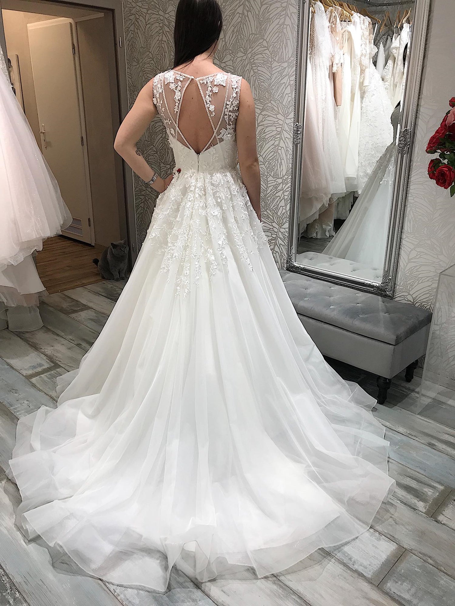 Élégantes robes de mariée longues blanches en dentelle dos nu, coupe trapèze, col en V et élégantes