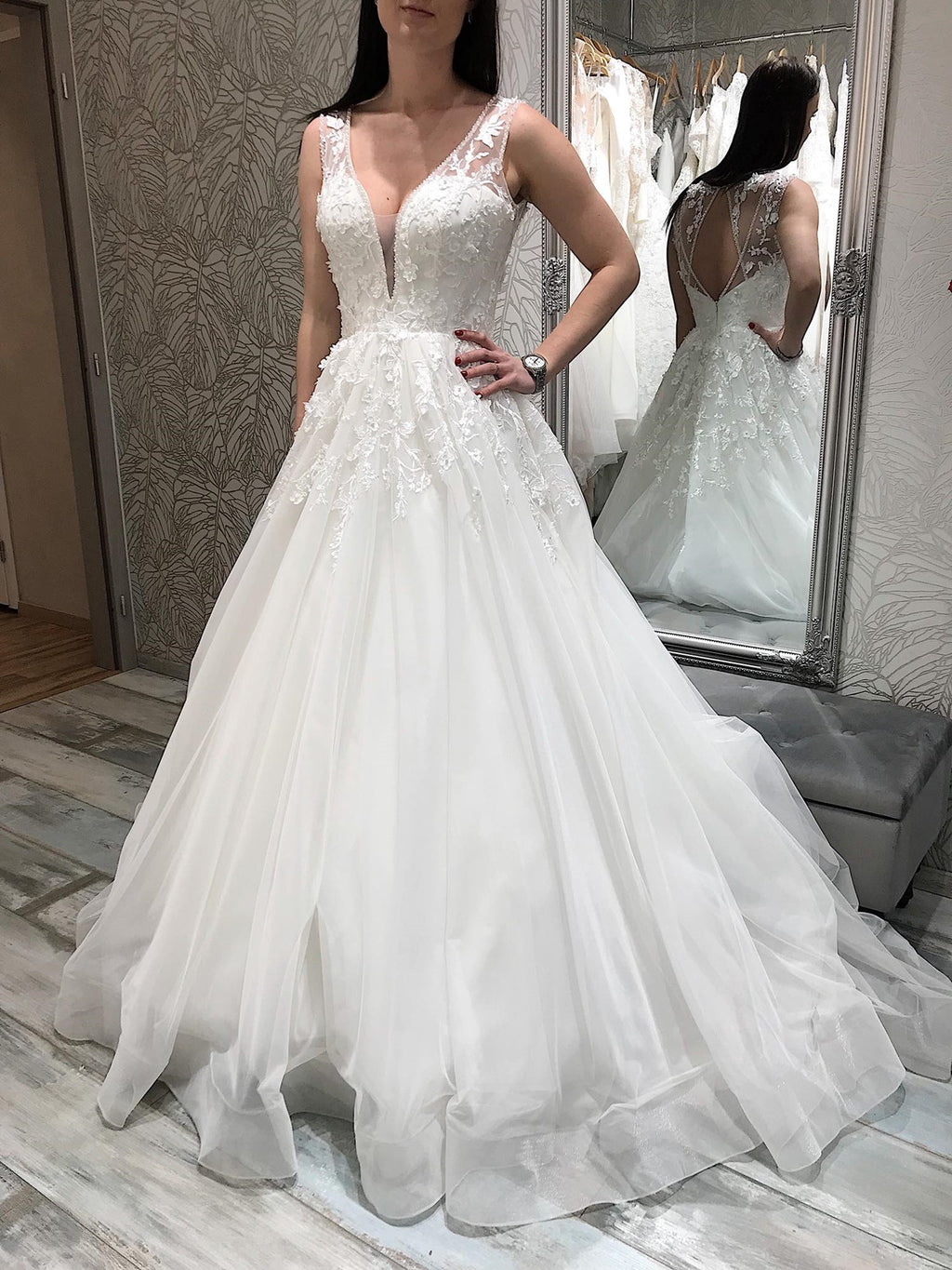 Élégantes robes de mariée longues blanches en dentelle dos nu, coupe trapèze, col en V et élégantes