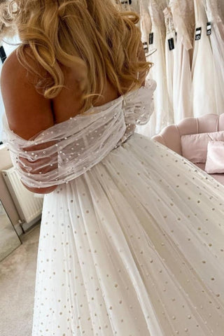 Elegante vestido de novia blanco de corte A, sin mangas, con hombros descubiertos y perlas