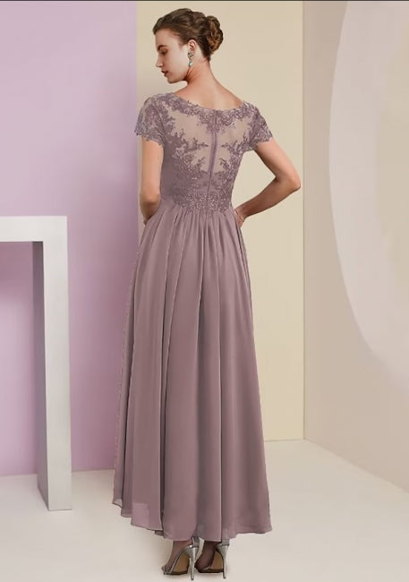 Robe de mère élégante et ravissante, manches 3/4, coupe trapèze, en dentelle.