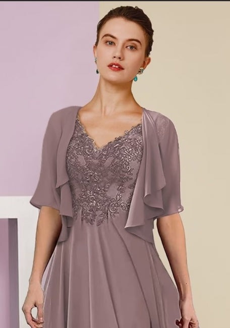 Elegante y hermoso vestido de maternidad de encaje con mangas tres cuartos y corte en A