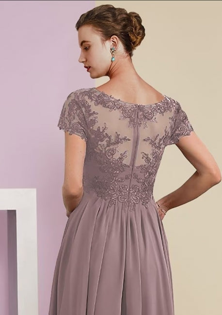 Elegante y hermoso vestido de maternidad de encaje con mangas tres cuartos y corte en A