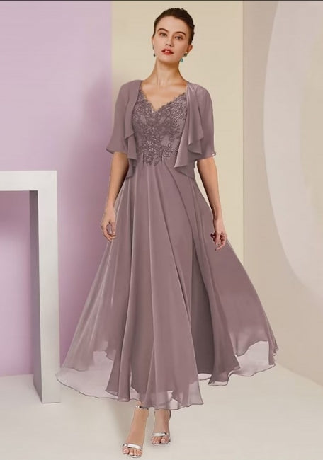 Elegante y hermoso vestido de maternidad de encaje con mangas tres cuartos y corte en A