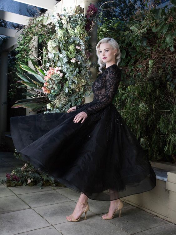 Robe de mariée courte élégante en dentelle noire à appliqués bateau et manches