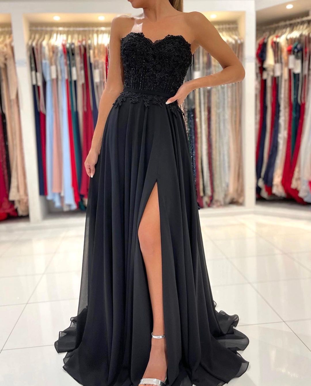 Elegante vestido de fiesta largo negro de corte A, escote corazón, de gasa y abertura.