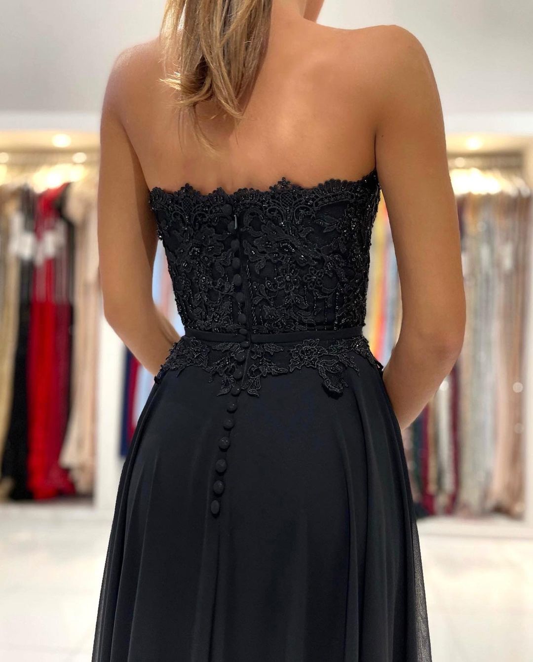 Elegante vestido de fiesta largo negro de corte A, escote corazón, de gasa y abertura.