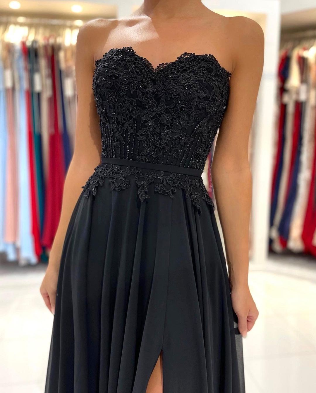 Elegante vestido de fiesta largo negro de corte A, escote corazón, de gasa y abertura.