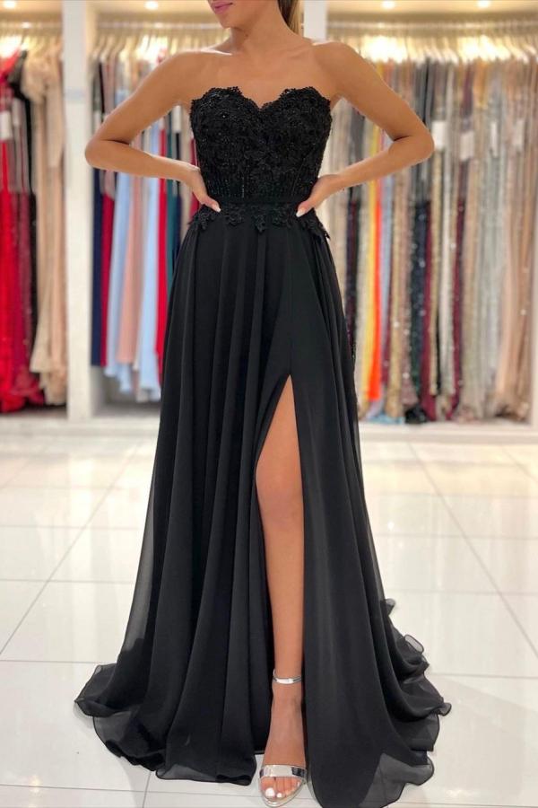 Elegante vestido de fiesta largo negro de corte A, escote corazón, de gasa y abertura.