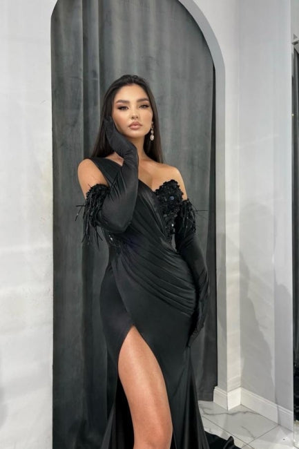 Robe de bal longue sirène noire élégante à une épaule, ornée de sequins et fendue.