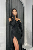 Robe de bal longue sirène noire élégante à une épaule, ornée de sequins et fendue.