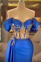 Robe de bal bleue élégante à épaules dénudées, sans manches, ornée de perles et fendue.