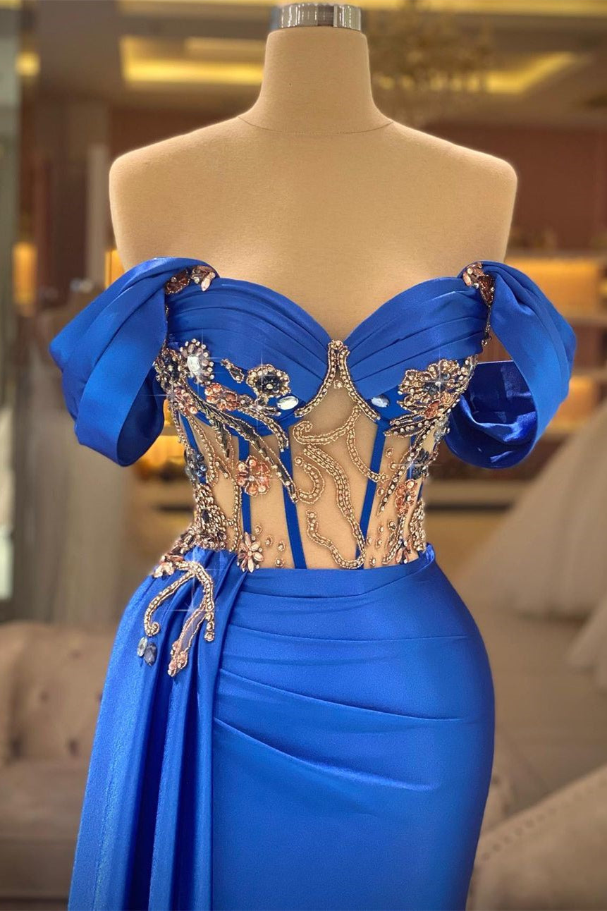 Robe de bal bleue élégante à épaules dénudées, sans manches, ornée de perles et fendue.