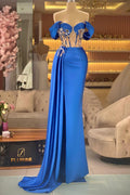 Robe de bal bleue élégante à épaules dénudées, sans manches, ornée de perles et fendue.