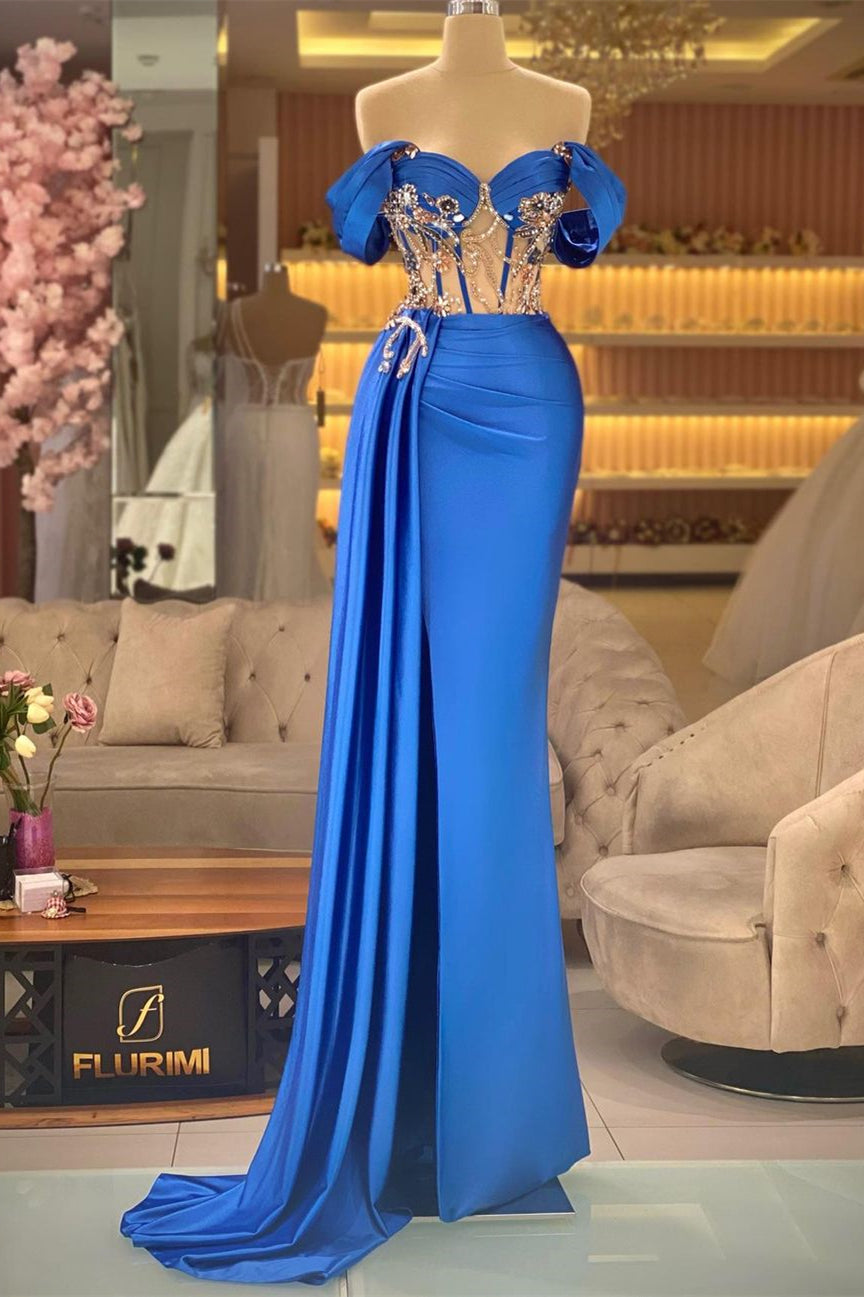 Robe de bal bleue élégante à épaules dénudées, sans manches, ornée de perles et fendue.