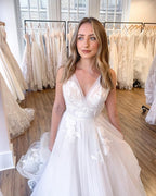 Robe de mariée élégante bohème à col en V et coupe trapèze en dentelle 