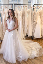 Robe de mariée élégante bohème à col en V et coupe trapèze en dentelle 