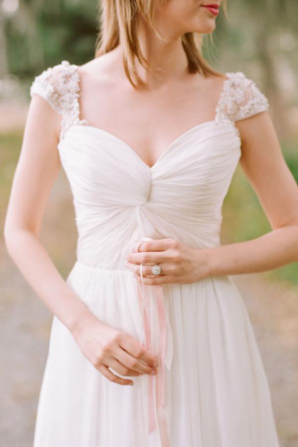 Elegante vestido de novia largo de gasa con escote corazón y mangas casquillo WD030