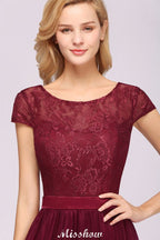 Vestido de noche elegante de corte evasé con mangas casquillo, estampado floral y apliques de tul para damas de honor