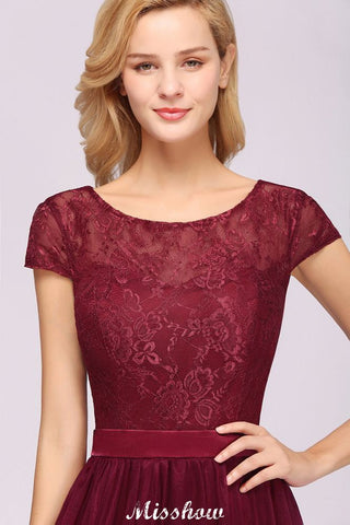 Vestido de noche elegante de corte evasé con mangas casquillo, estampado floral y apliques de tul para damas de honor