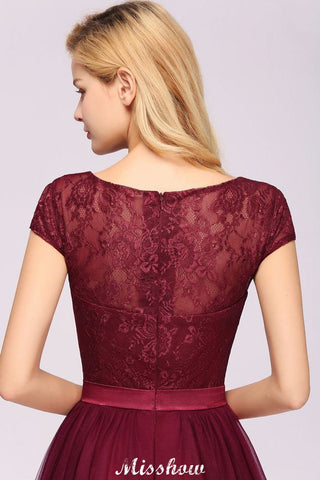 Vestido de noche elegante de corte evasé con mangas casquillo, estampado floral y apliques de tul para damas de honor