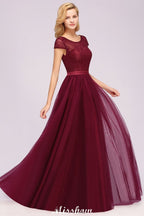 Vestido de noche elegante de corte evasé con mangas casquillo, estampado floral y apliques de tul para damas de honor