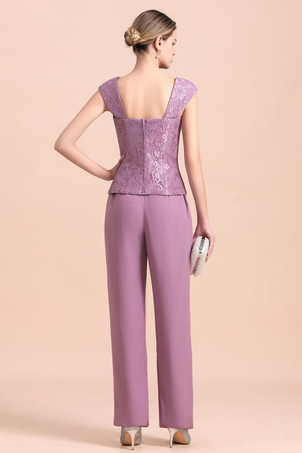 Elegante vestido de encaje y gasa con mangas casquillo, asequible, para la madre de la novia, con chal. Disponible online.