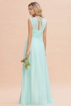Elegante vestido de dama de honor de gasa, sin mangas, con escote en V, corte en A y largo hasta el suelo, con volantes.