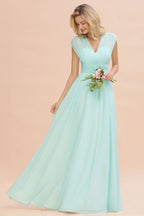 Elegante vestido de dama de honor de gasa, sin mangas, con escote en V, corte en A y largo hasta el suelo, con volantes.