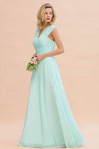 Elegante vestido de dama de honor de gasa, sin mangas, con escote en V, corte en A y largo hasta el suelo, con volantes.