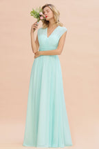 Elegante vestido de dama de honor de gasa, sin mangas, con escote en V, corte en A y largo hasta el suelo, con volantes.