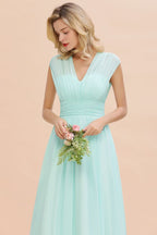 Elegante vestido de dama de honor de gasa, sin mangas, con escote en V, corte en A y largo hasta el suelo, con volantes.