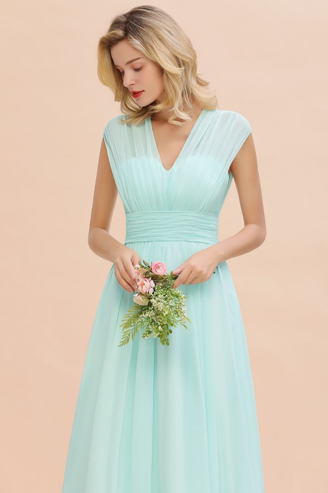 Elegante vestido de dama de honor de gasa, sin mangas, con escote en V, corte en A y largo hasta el suelo, con volantes.