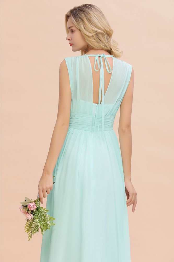 Elegante vestido de dama de honor de gasa, sin mangas, con escote en V, corte en A y largo hasta el suelo, con volantes.