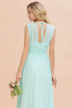 Elegante vestido de dama de honor de gasa, sin mangas, con escote en V, corte en A y largo hasta el suelo, con volantes.