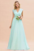 Elegante vestido de dama de honor de gasa, sin mangas, con escote en V, corte en A y largo hasta el suelo, con volantes.