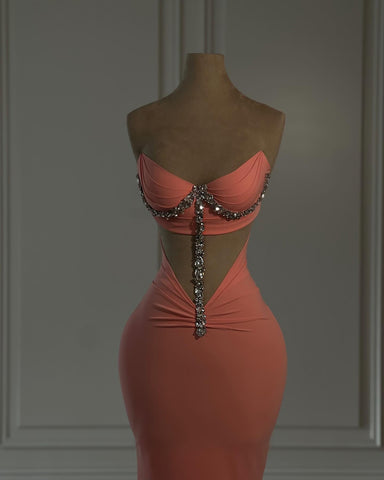 Elegante vestido de fiesta de columna, de gasa, sin tirantes y sin mangas, con apliques.